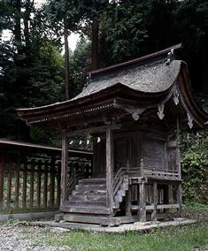 屋根が桧皮葺で作られている若宮八幡宮本殿の写真