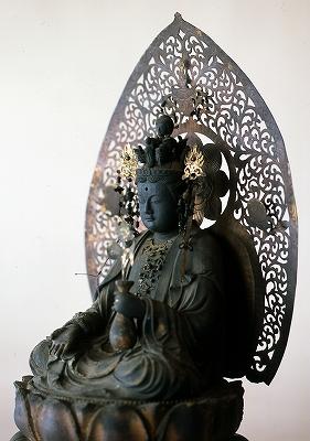 観音菩薩の頭に十面の顔が乗っており、左手には花瓶を持っている十一面観音菩薩坐像の写真