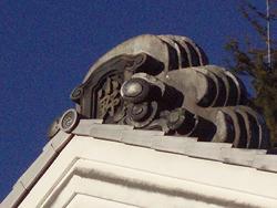 「小野」の文字が刻まれている蔵屋敷の瓦の写真