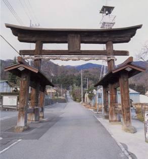 木造で作られており、鳥居の2本の本柱の前後にそれぞれ低い控え柱を設け、貫 (ぬき) で連結した武田八幡宮二ノ鳥居の写真