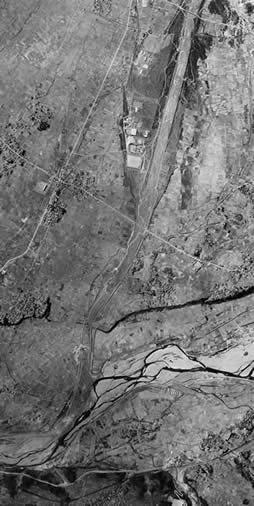 上空から御勅使川周辺を写しており、3つの堤防が写っている白黒の写真