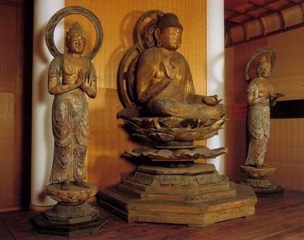 中央の阿弥陀如来像が蓮の花の上に座っており、右に観音菩薩像、左に勢至菩薩像が写っている木造阿弥陀如来及び両脇侍像の写真