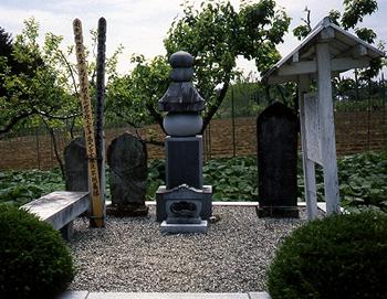 砂利の上に立てられており、木曽氏の墓の横にもいくつかの石碑や案内板が立っている木曽氏の墓の写真