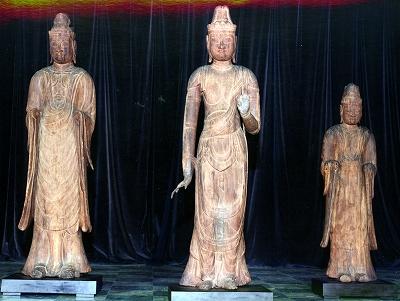 桜材で作られている菩薩3体（右側の菩薩が中央の菩薩の肩の高さで少し小さい）が写っている写真