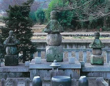五輪塔が3基並んでおり、中央の五輪塔が左右の2倍程大きい、願成寺の五輪塔の写真