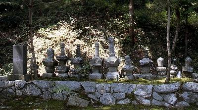 石垣の上にたくさんの墓石が並んでいる常光寺青木氏歴代の墓の写真