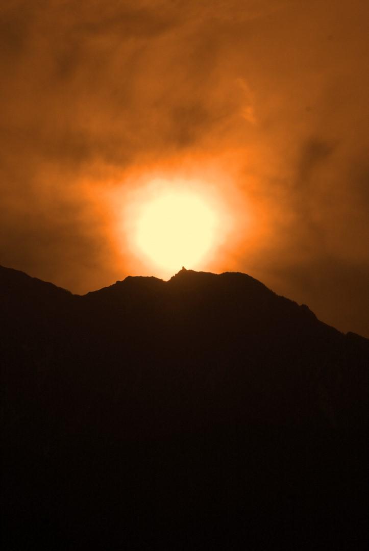 女夫石遺跡地蔵ケ岳の日没の写真