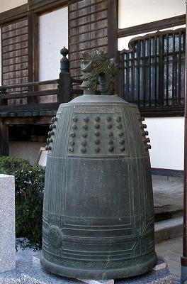 大理石の上に置かれている大公寺の鐘の写真