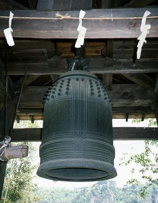 鐘つき堂に吊り下がっている妙浄寺の鐘の写真