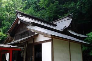 当麻戸神社本殿を横から写している写真