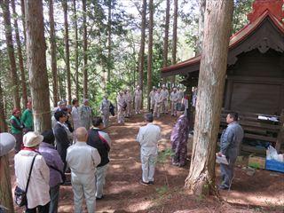 甘利山山開き式にて神事が行われており、参加者及び関係者が甘利神社の周りに集まっている様子の写真