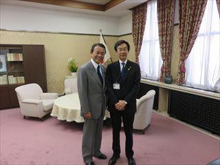 麻生 太郎 副総理と市長が笑顔で写っているツーショット写真