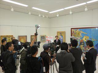 韮崎大村美術館で、カメラマンや記者を前に話をする市長の写真