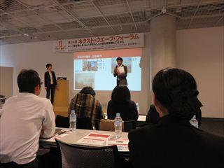 千代田区有楽町にあるやまなし暮らし支援センターの移住相談員である倉田貴根氏が、マイクを持ち話をしている写真