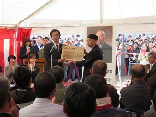 大村 智名誉市民と、市長が一緒にプレートを持っている写真