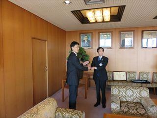 秋山 実さんと市長が立っている写真