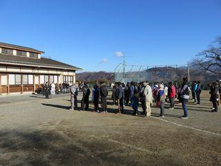 清哲町町内一周駅伝大会の参加者が整列している写真