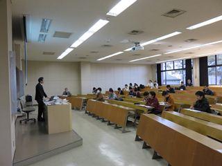 山梨学院大学で、講義をする市長の写真