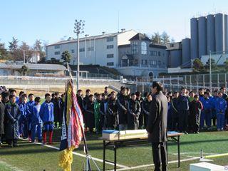 U12サッカー正月大会で、選手の前で話をする市長の写真