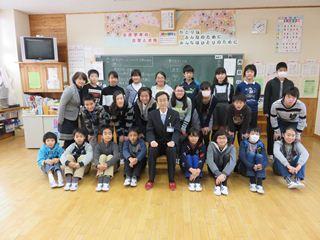 韮崎小学校の6年生と市長の集合写真