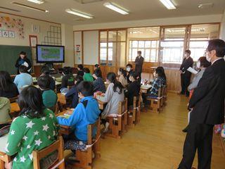 韮崎小学校の授業の様子を見ている市長の写真