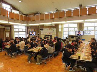 ランチルームで、給食を食べる小学生と市長の写真