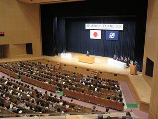 武田の里ライフカレッジ閉講式で、壇上で話をする男性の写真
