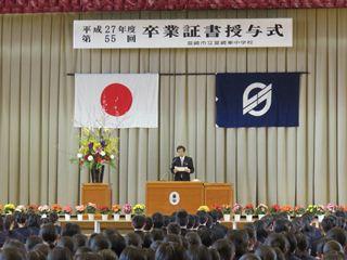 韮崎東中学校卒業証書授与式で、話をする市長の写真