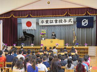 穂坂小学校卒業証書授与式で、壇上で話をする市長の写真
