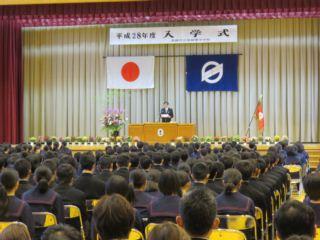 韮崎東中学校の入学式で、挨拶をする市長の写真