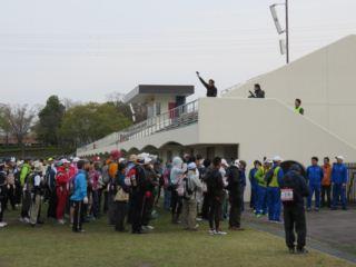 武田の里ウォーク参加者が整列している写真
