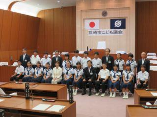 子ども議会に参加した中学生の男女と、市長、関係者が並んでいる集合写真