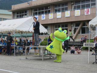 小学校の運動会で、ニーラの横の指揮台にたち話をする市長の写真