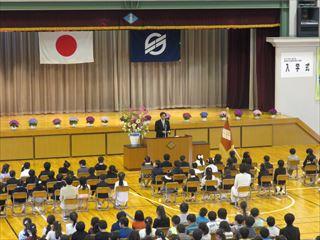韮崎北東小学校の入学式で挨拶をする市長の写真