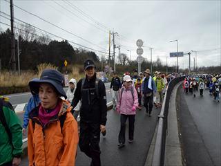武田の里ウォーク参加者が、歩いている写真