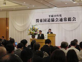 関東国道協会総会で、演台に立つ市長の写真