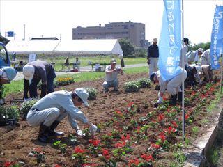 釜無川河川公園で河川美化活動の一環として花の植栽を行う市長や、関係者の写真