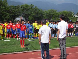 第37回武田の里サッカーフェスティバルで、選手宣誓をする代表の少年の写真