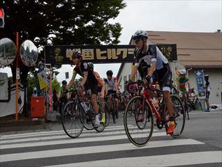自転車レース参加者が、甘利山へ走り出していく写真