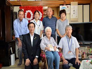 100歳の小笠原 なつ枝さんと関係者、市長の集合写真