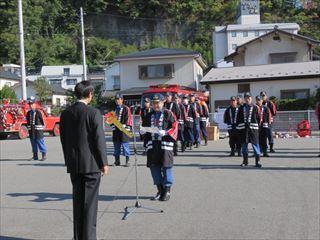 市長の前で話をする、法被を着た代表消防団員の写真