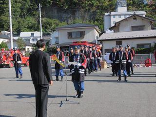 市長の前で話をする、法被を着た代表消防団員の写真