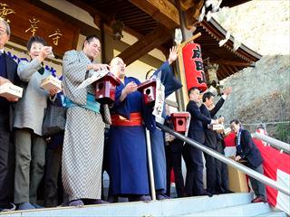 成田講節分会で大相撲東関部屋白虎ら3名の力士の方が写真の中央で豆まきをしている様子の写真