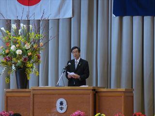 中学校卒業式にて市長が壇上にて卒業生の皆さんへ祝辞を述べている様子の写真