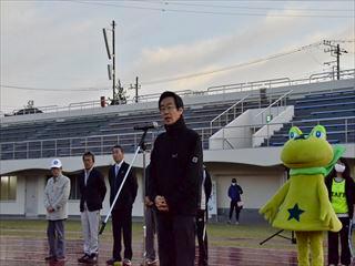 武田の里ウォークの開催で、市長がスタンドマイクの前に立って話をしており、大会の関係者やニーラが話を聞いている様子の写真