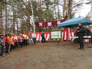 深田祭の式で、参加者の前で市長が話をしている様子の写真