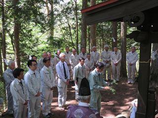 甘利山山開き式が行われており、甘利神社の前に、関係者が集まって神事に参加している様子の写真