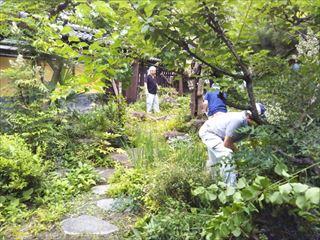 韮崎市出身の小林 一三ゆかりの場所の掃除をしている写真