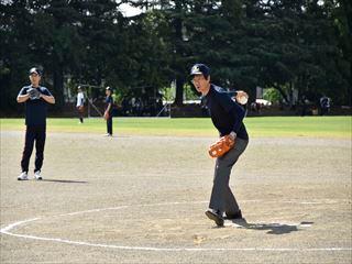 韮崎市消防団親睦ソフトボール大会で、ピッチャーがボールを投げようとしている写真