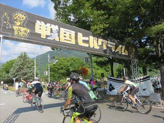 戦国ヒルクライムin韮崎・甘利山で、一斉に走り出す参加者の写真